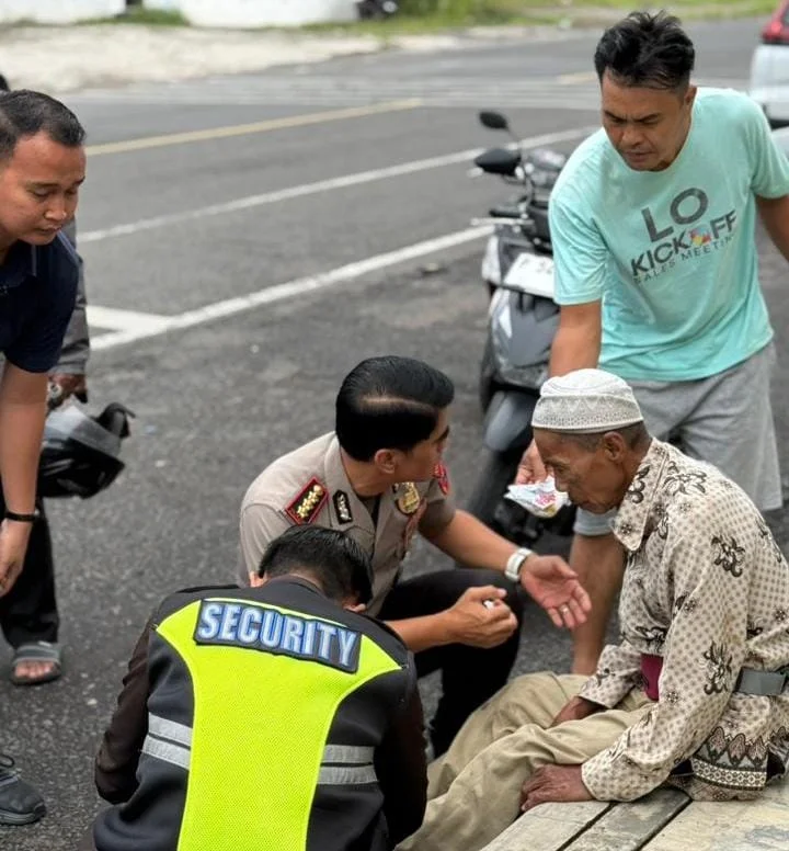 Top Banget Aksi Spontan Kapolresta Banyuwangi Bantu Lansia Kecelakaan di Jalan Raya Kabat